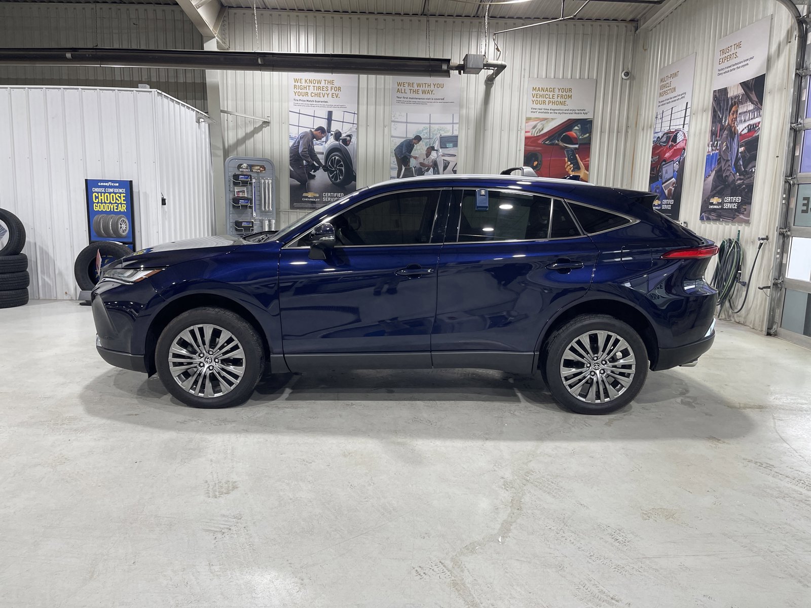 Used 2022 Toyota Venza XLE AWD/4WD image 5