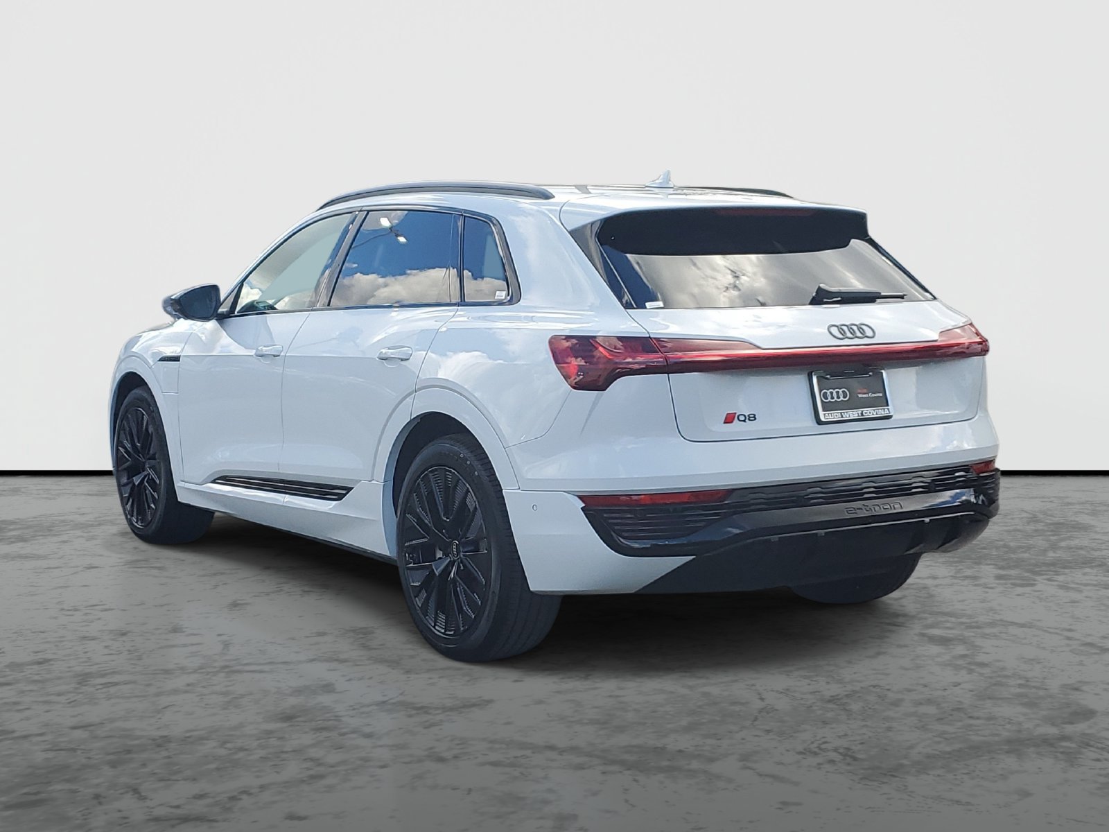 Used 2024 Audi Q8 e-tron Premium Plus AWD/4WD image 3