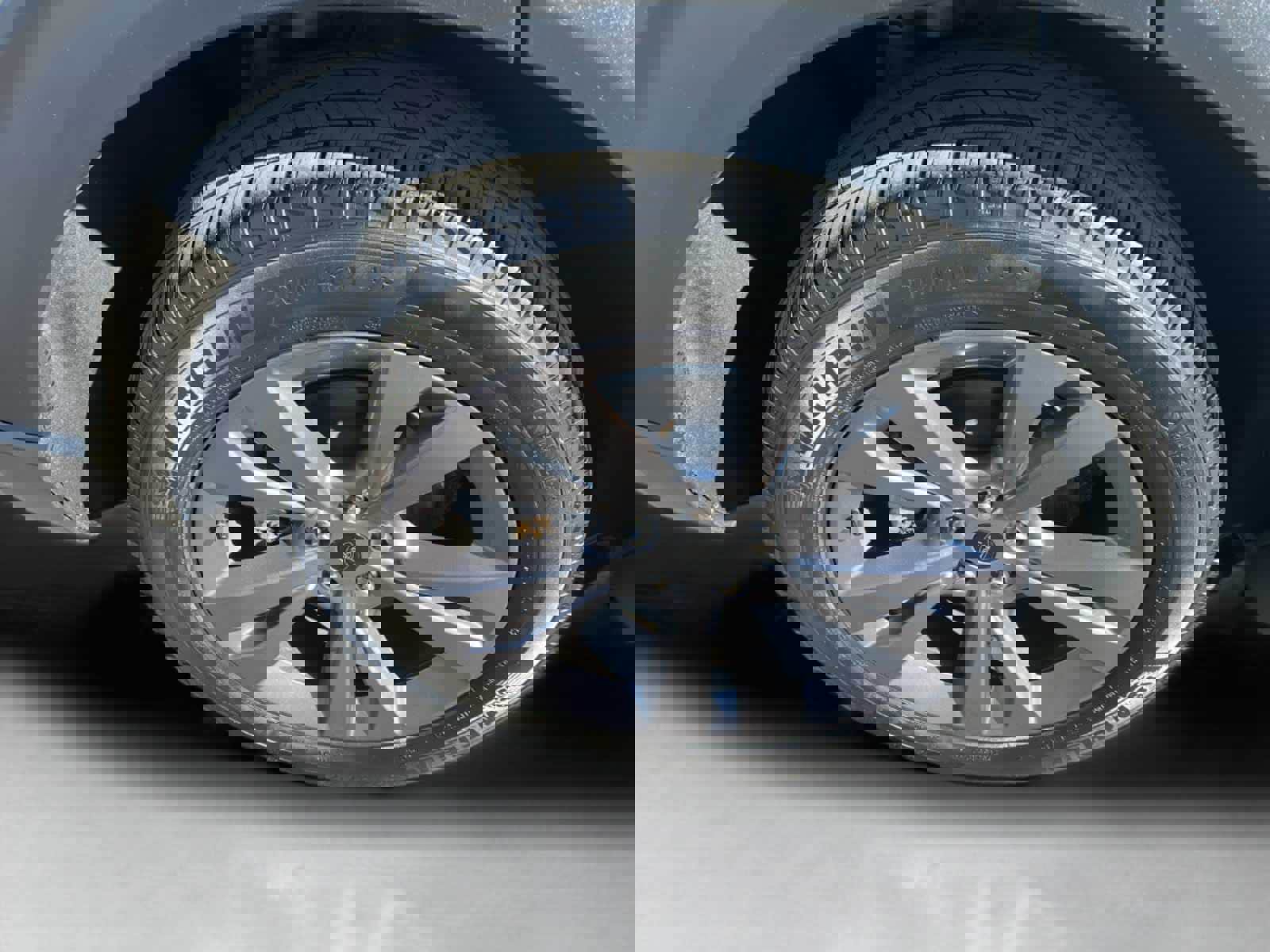 Used 2022 Ford Explorer XLT w/ Equipment Group 202A image 9