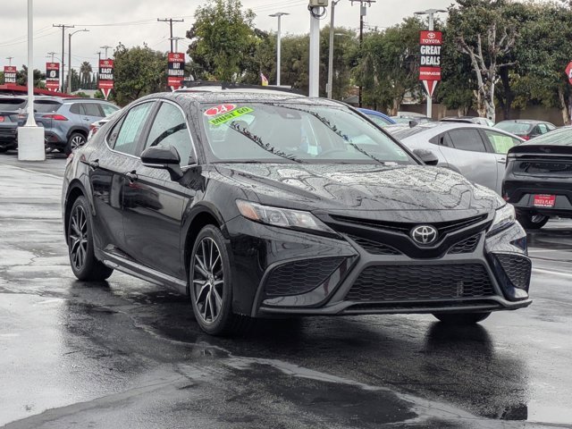 Used 2024 Toyota Camry SE image 3
