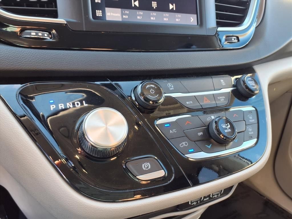 Used 2024 Chrysler Voyager LX image 7