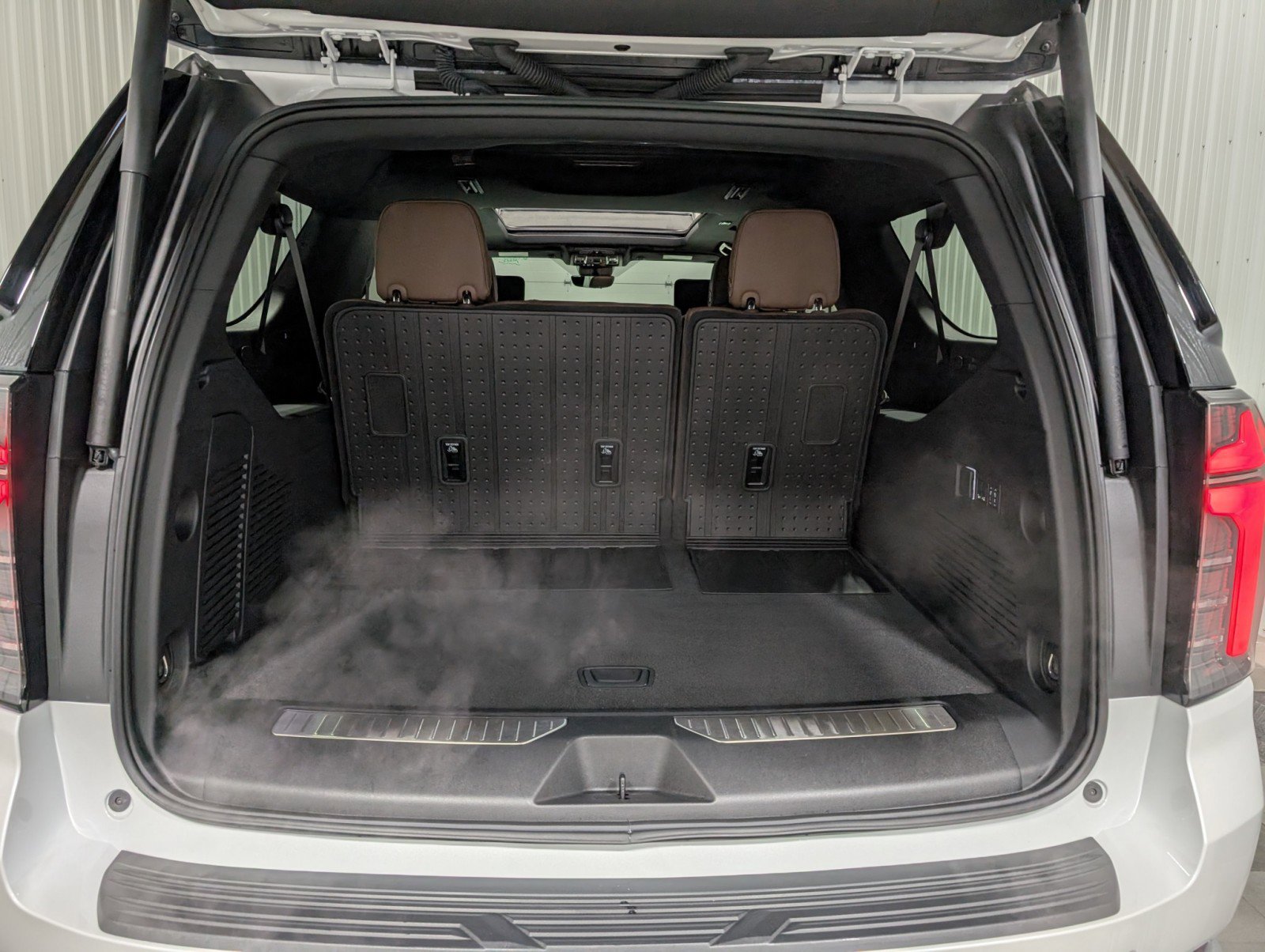 Used 2025 Chevrolet Suburban High Country image 27