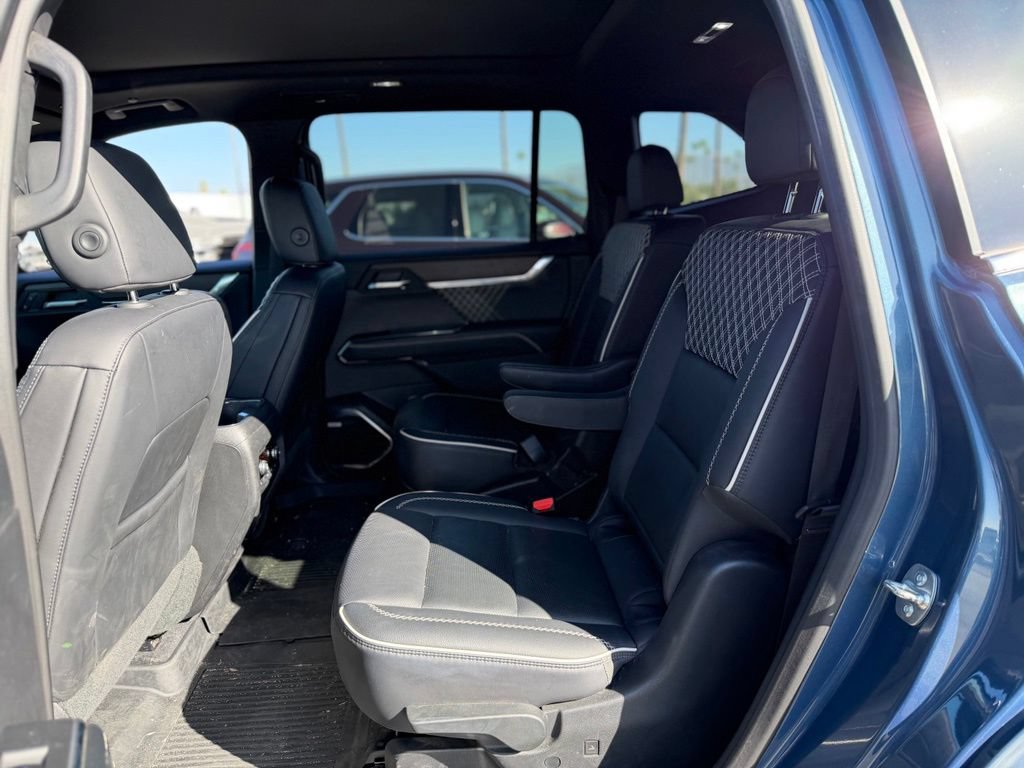 Used 2025 GMC Acadia Denali AWD/4WD image 4