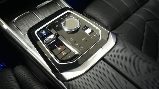 Certified 2024 BMW i7 M70 image 31