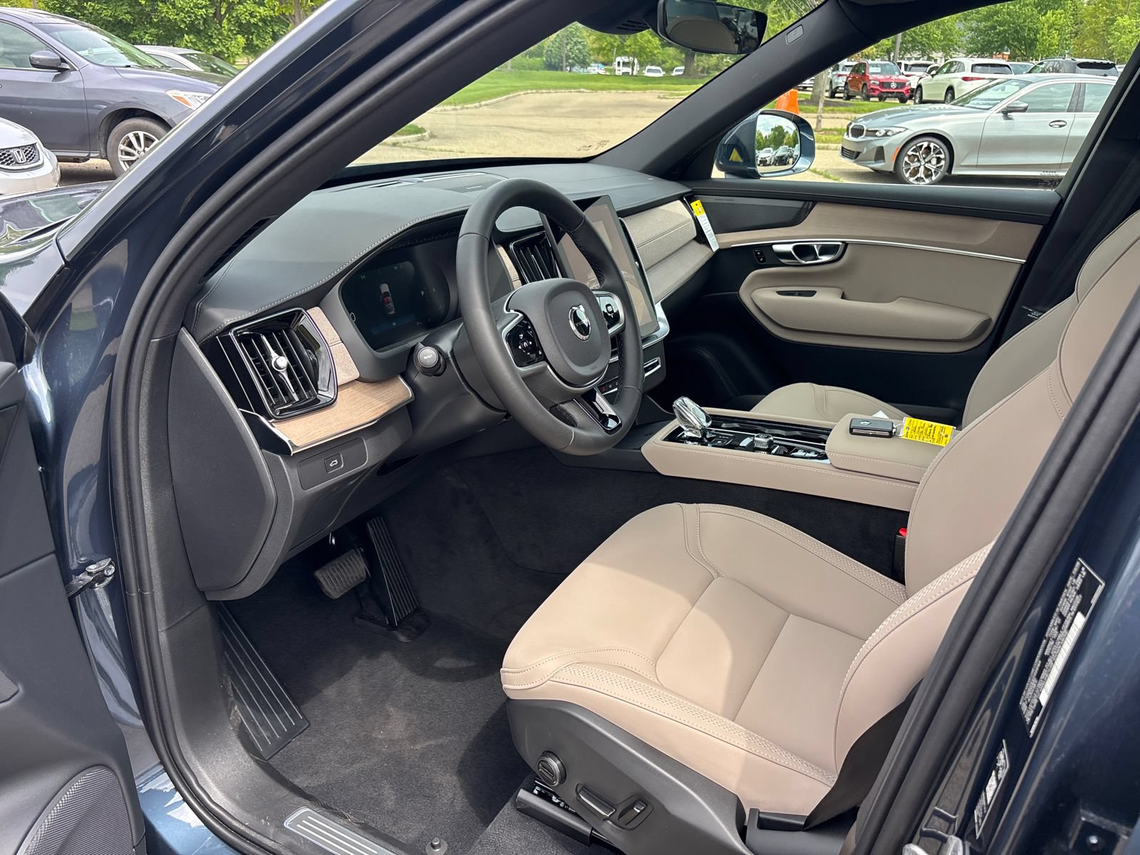 New 2026 Volvo XC90 B6 Plus w/ Protection Package Premier AWD/4WD image 23