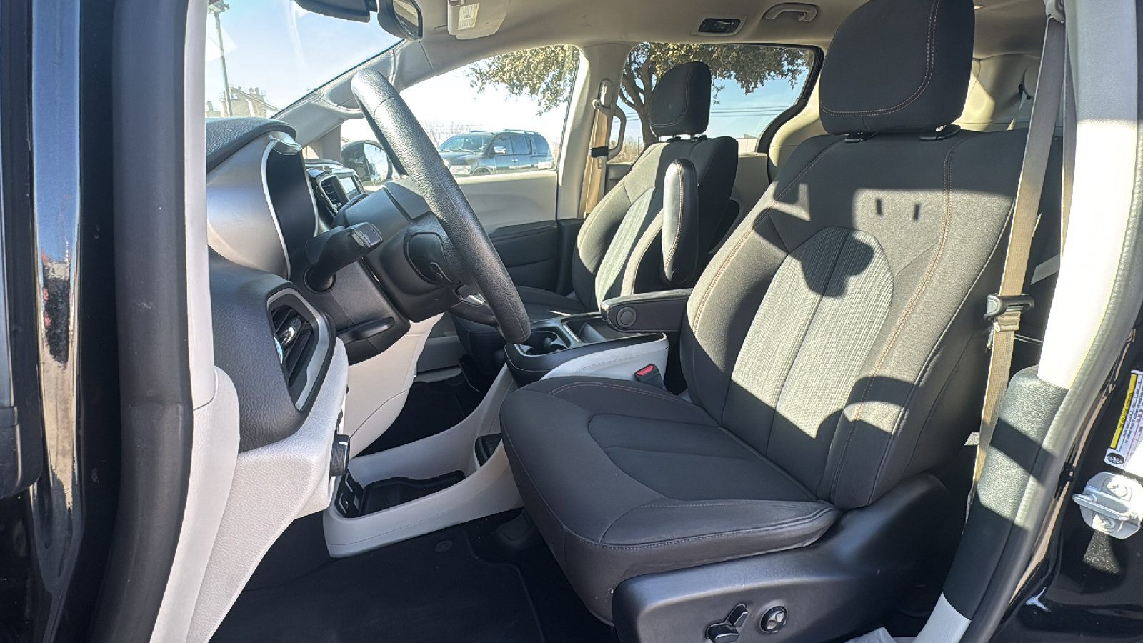 Certified 2020 Chrysler Pacifica Touring w/ Tire & Wheel Group image 13