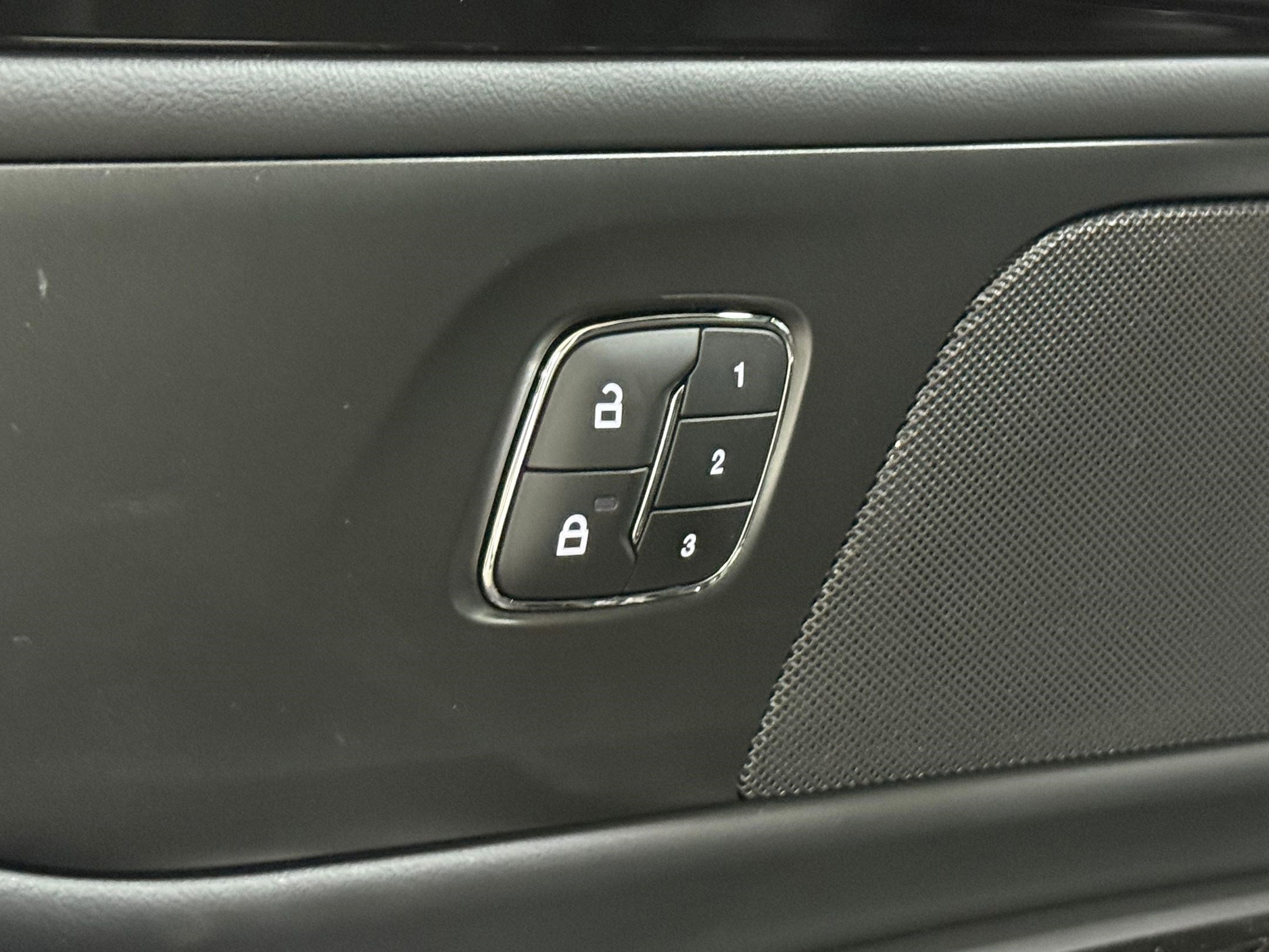 Used 2025 Lincoln Nautilus Reserve w/ Jet Appearance Package image 23