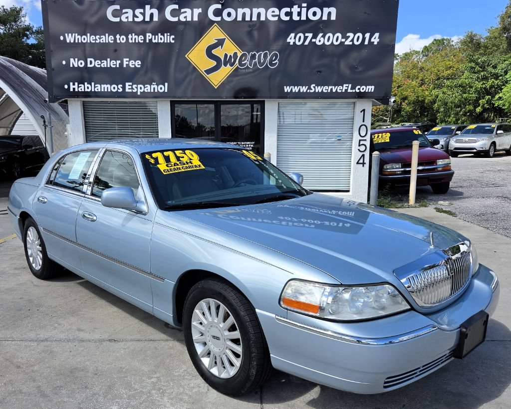 Used 2005 Lincoln Town Car Signature RWD image 1