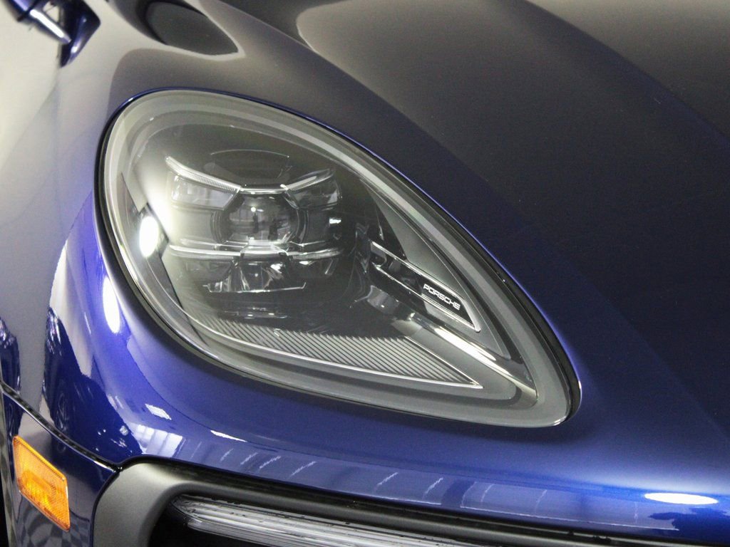 Certified 2025 Porsche Macan image 11
