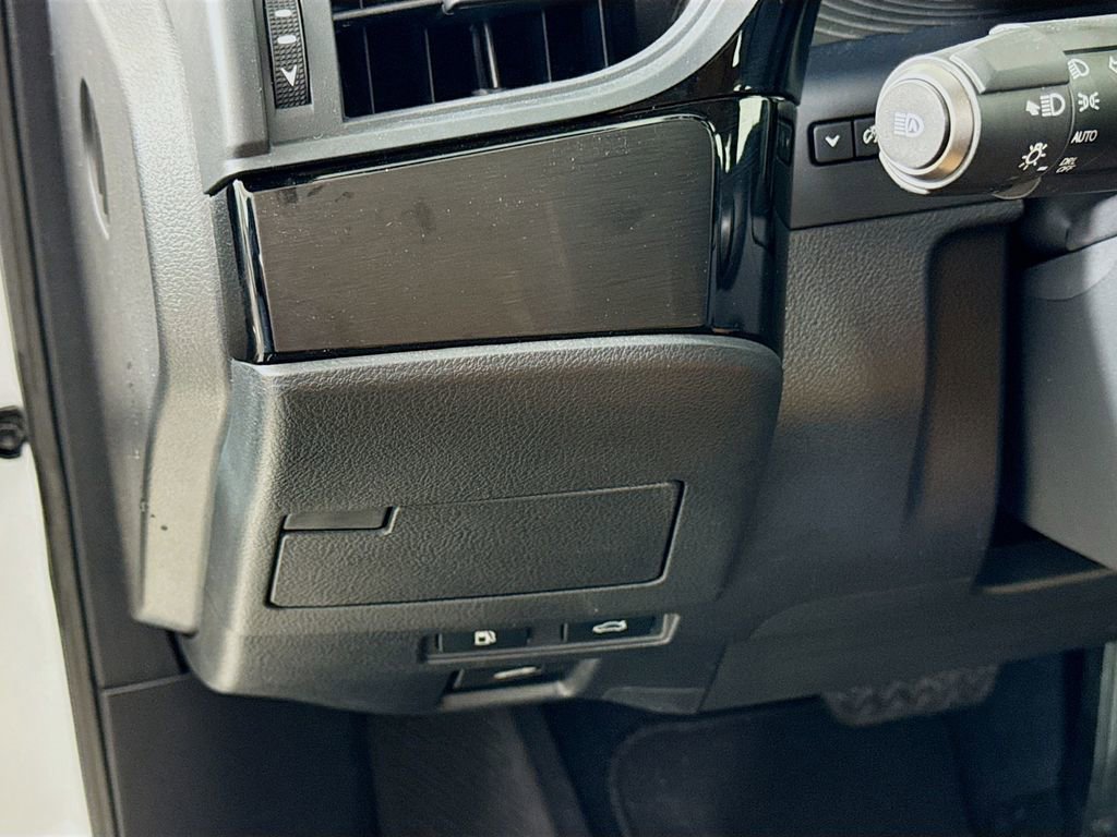 Certified 2025 Lexus ES 300h w/ Premium Package image 10