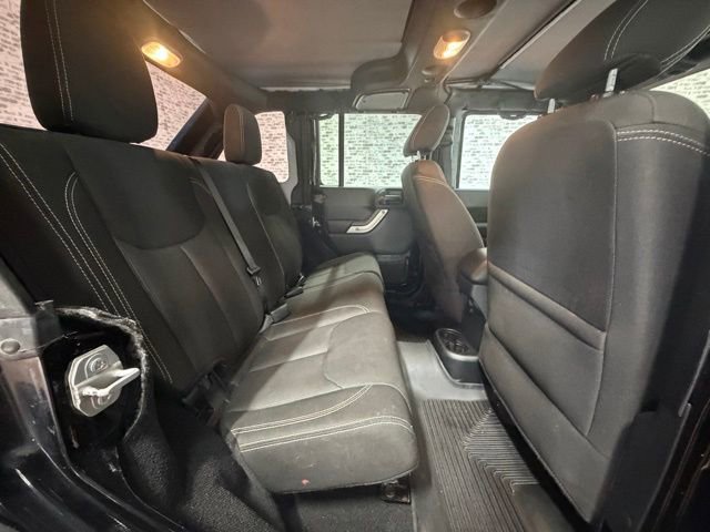 Used 2017 Jeep Wrangler Unlimited Rubicon w/ Connectivity Group AWD/4WD image 10