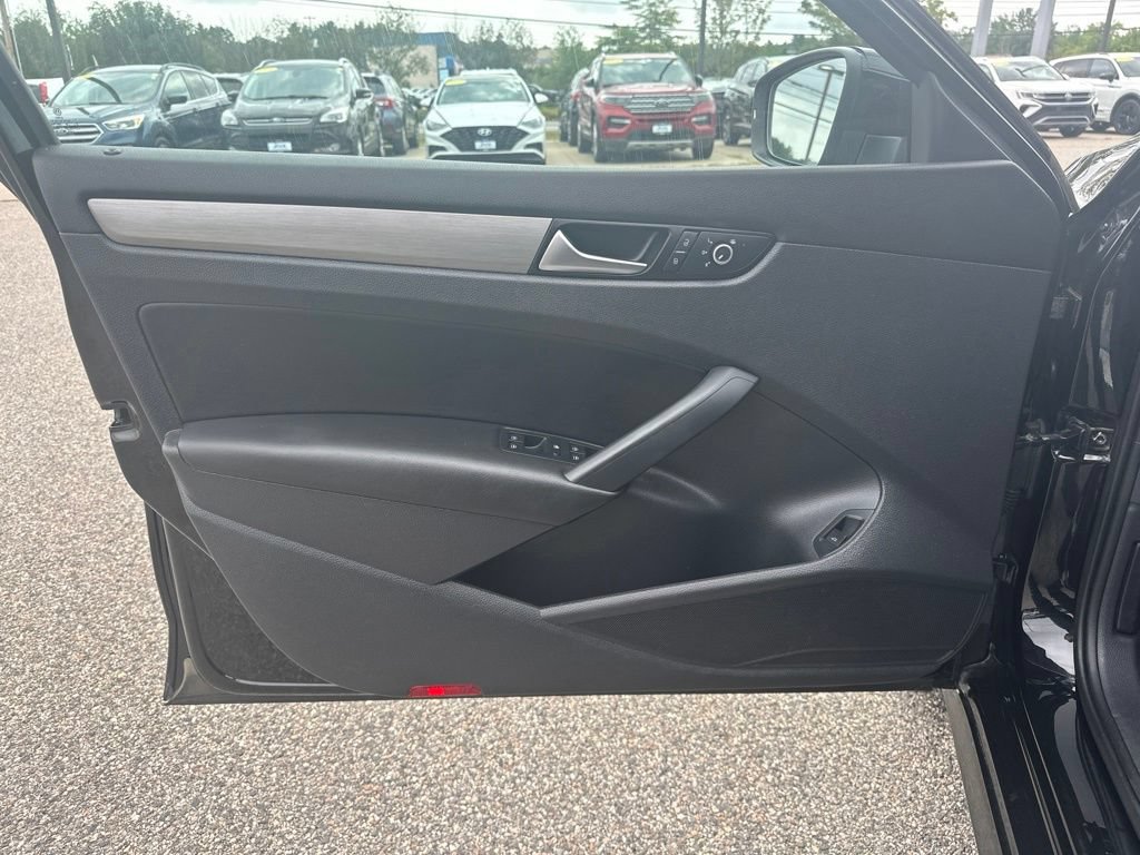 Used 2015 Volkswagen Passat 1.8T SE FWD image 12