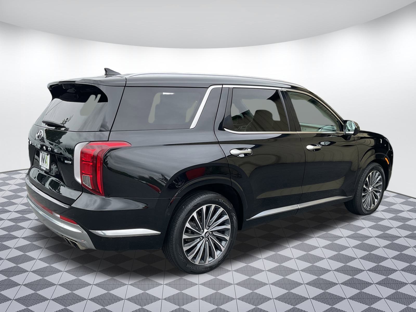 Used 2024 Hyundai Palisade Calligraphy image 3