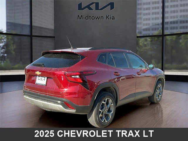 Used 2025 Chevrolet Trax LT w/ LT Convenience Package image 3