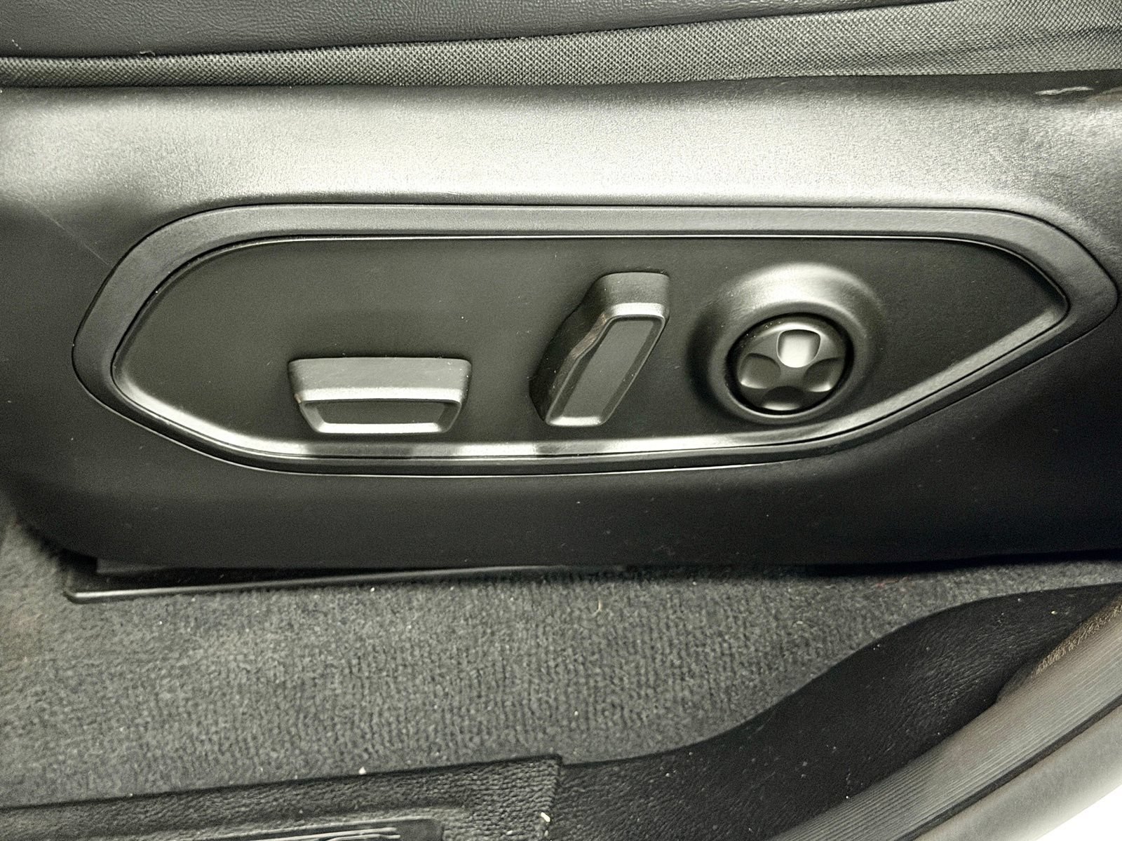 Used 2024 Jeep Grand Cherokee Limited RWD image 23