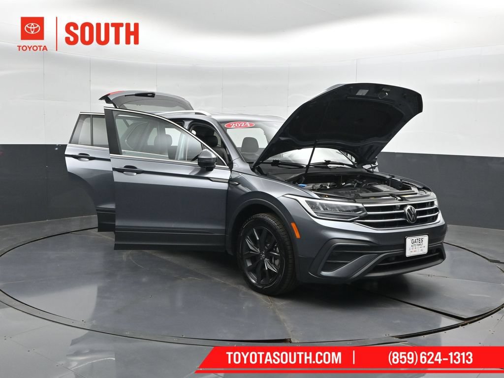 Used 2024 Volkswagen Tiguan SE AWD/4WD image 60