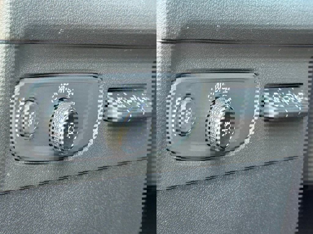 Used 2023 Buick Envision Avenir image 23