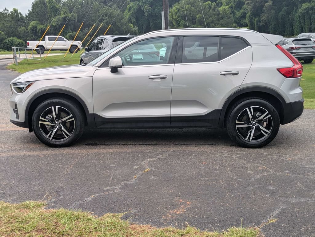 Certified 2025 Volvo XC40 B5 Core AWD/4WD image 3
