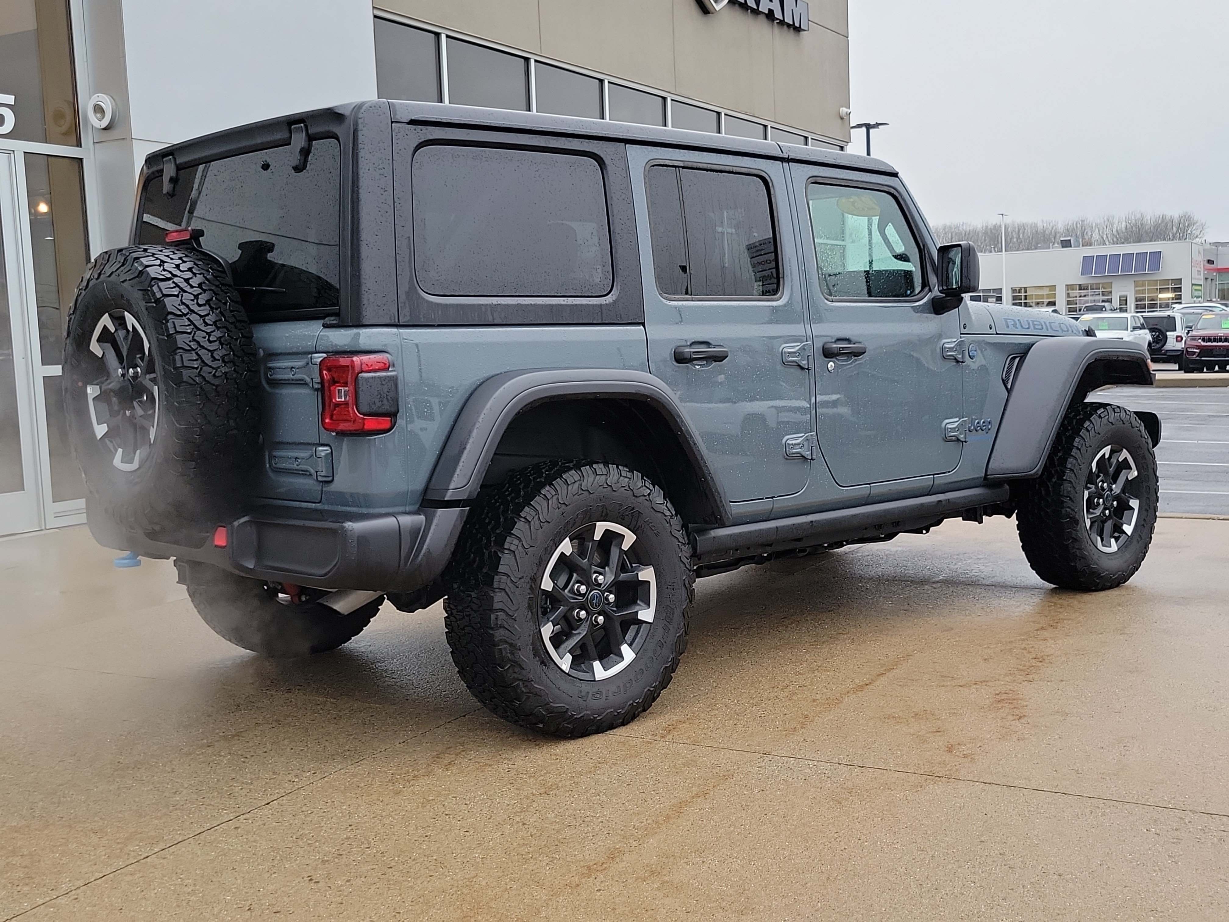Used 2025 Jeep Wrangler Unlimited Rubicon 4xe w/ Convenience Group AWD/4WD image 4