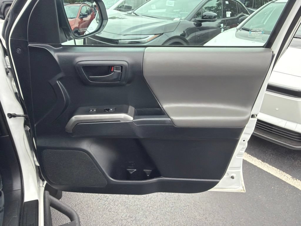 Used 2019 Toyota Tacoma SR5 AWD/4WD image 9