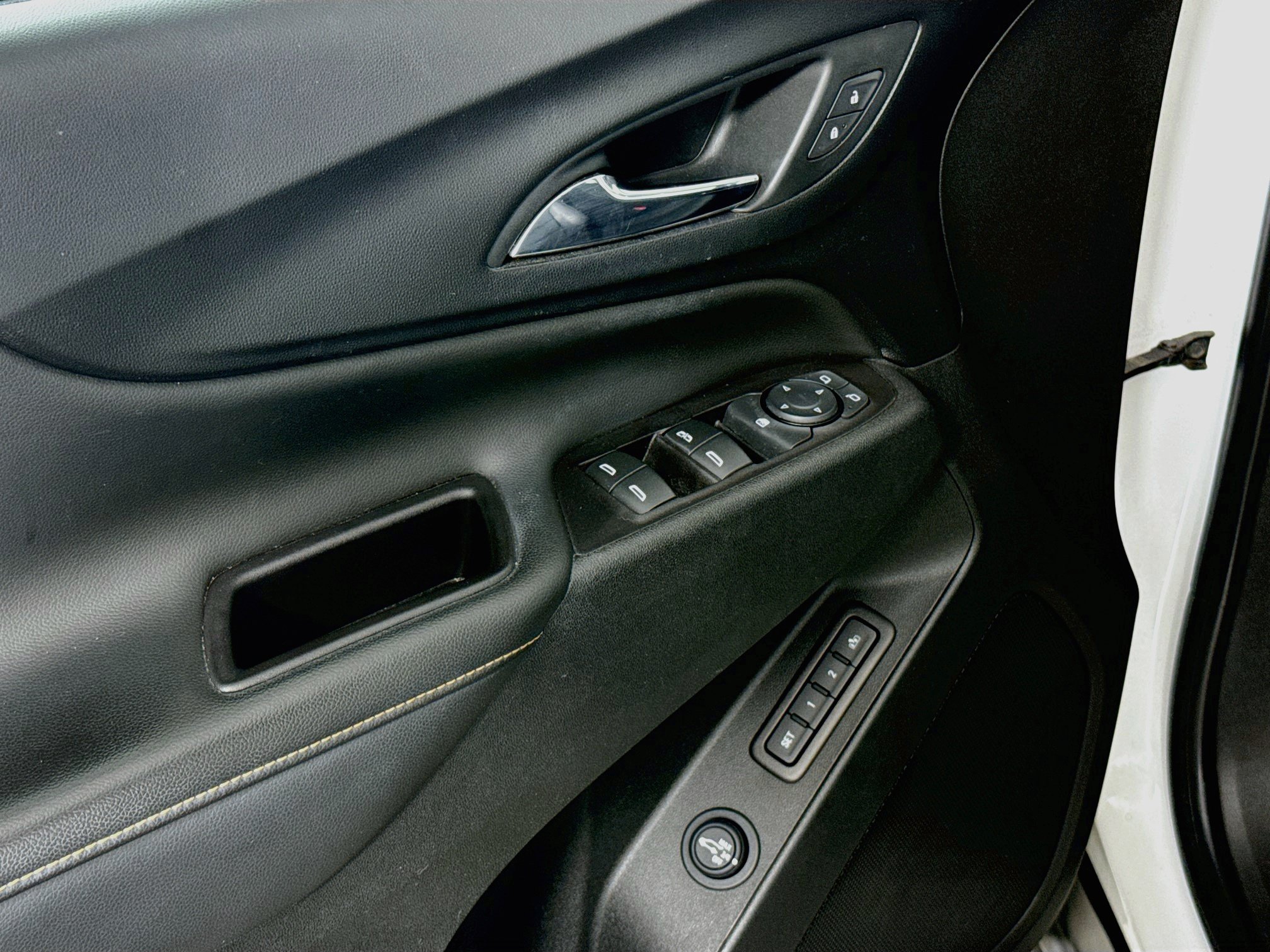 Used 2021 Chevrolet Equinox Premier FWD image 19