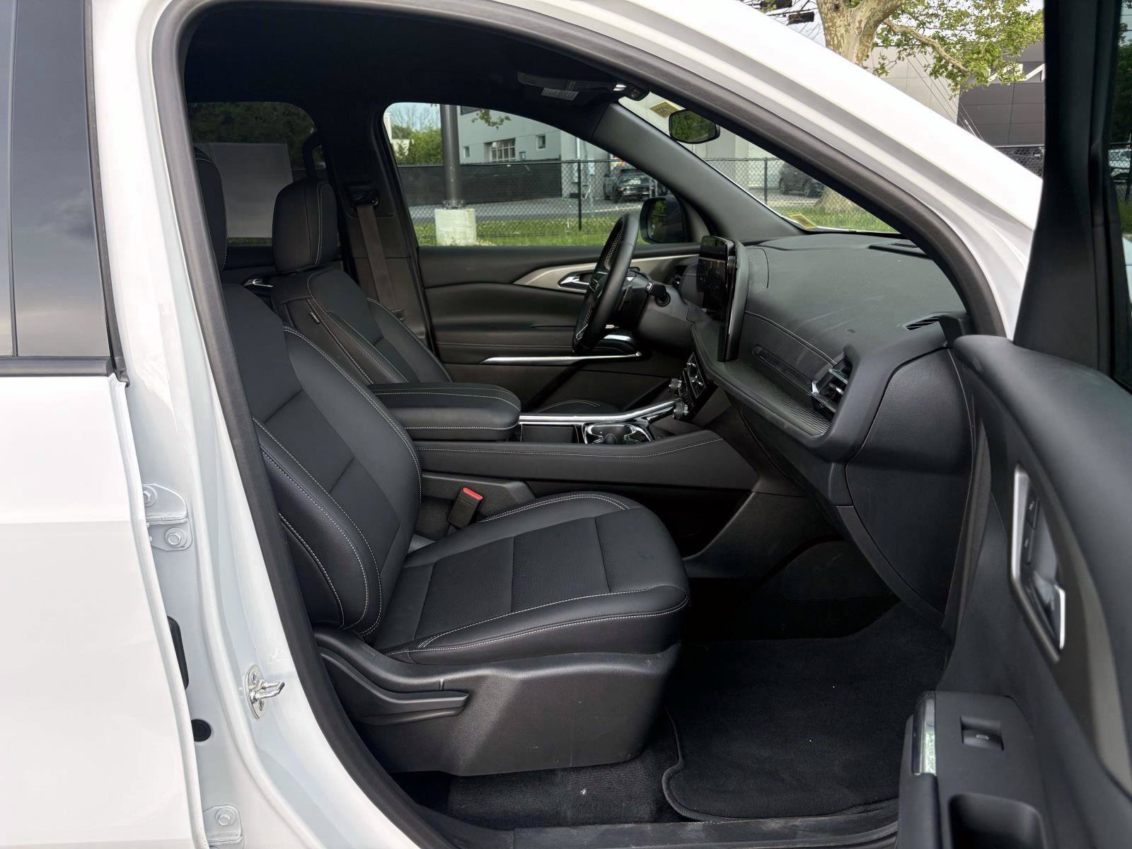 Used 2025 Chevrolet Traverse LT w/ Driver Confidence Package AWD/4WD image 23