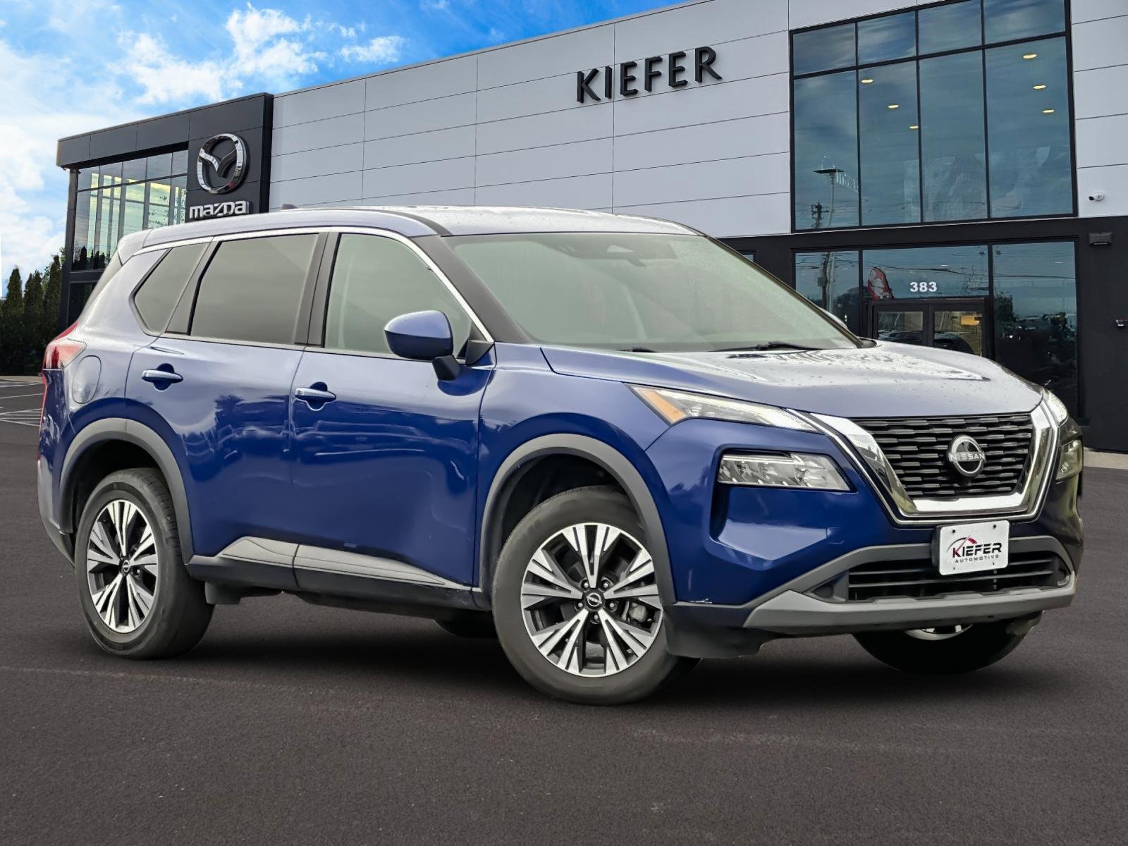 Used 2023 Nissan Rogue SV image 2