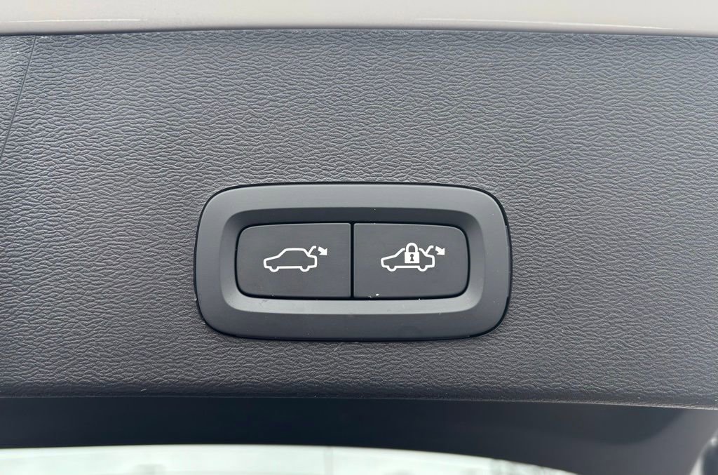 Certified 2026 Volvo XC40 B5 Plus w/ Protection Package Premier image 26