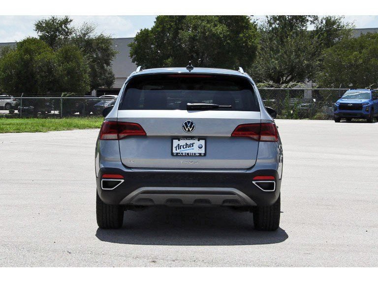 Used 2023 Volkswagen Taos SE w/ Panoramic Sunroof Package FWD image 4