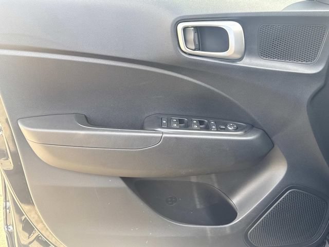 Used 2025 Hyundai Venue SE FWD image 24