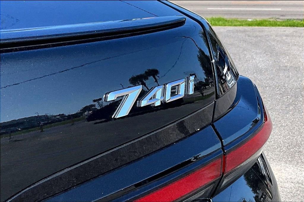 Used 2023 BMW 740i image 21