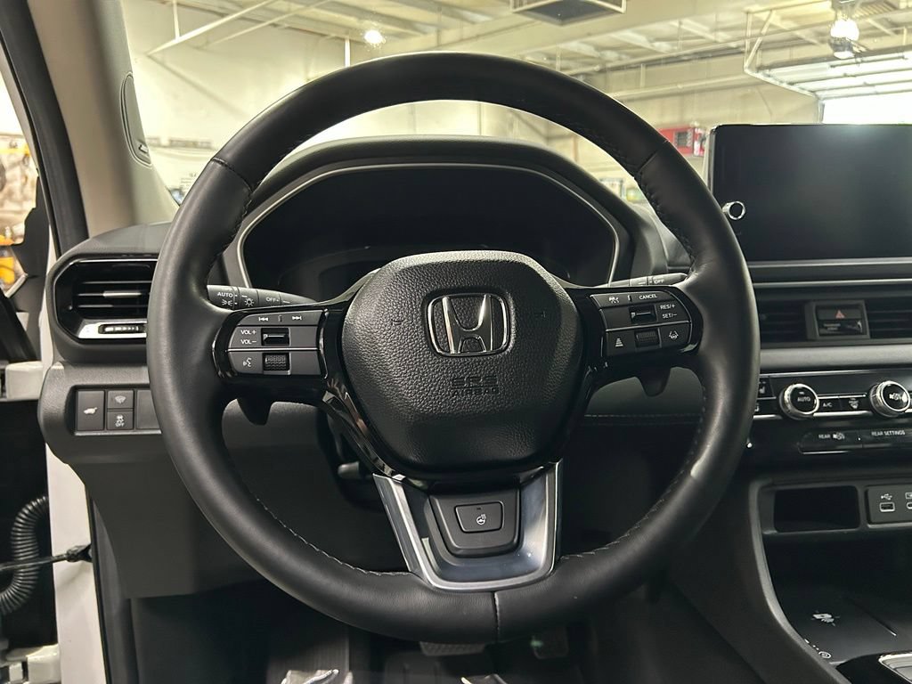 Used 2025 Honda Pilot Elite image 16