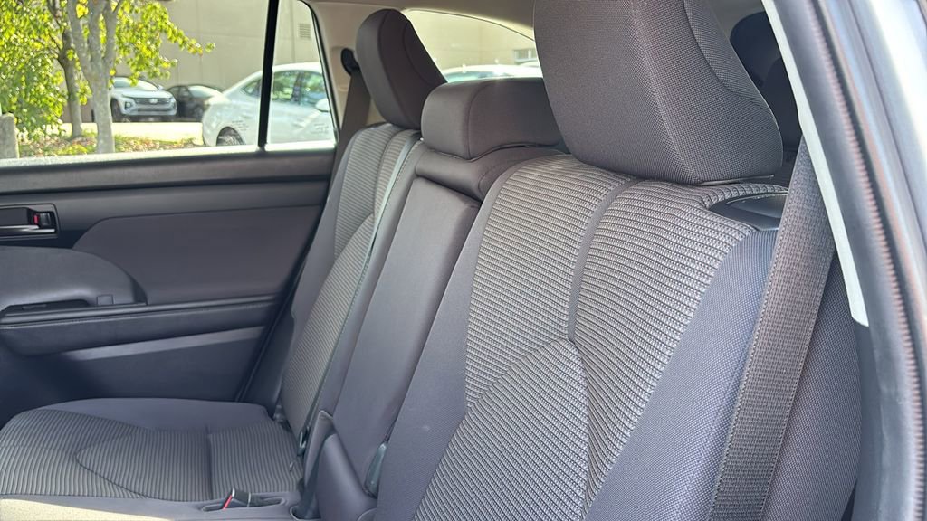 Used 2020 Toyota Highlander LE image 30