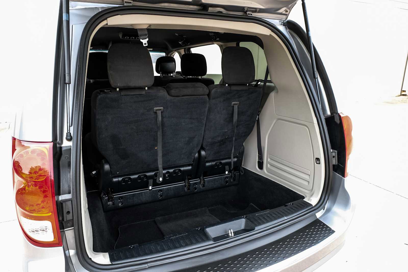 Used 2016 Dodge Grand Caravan SE image 48