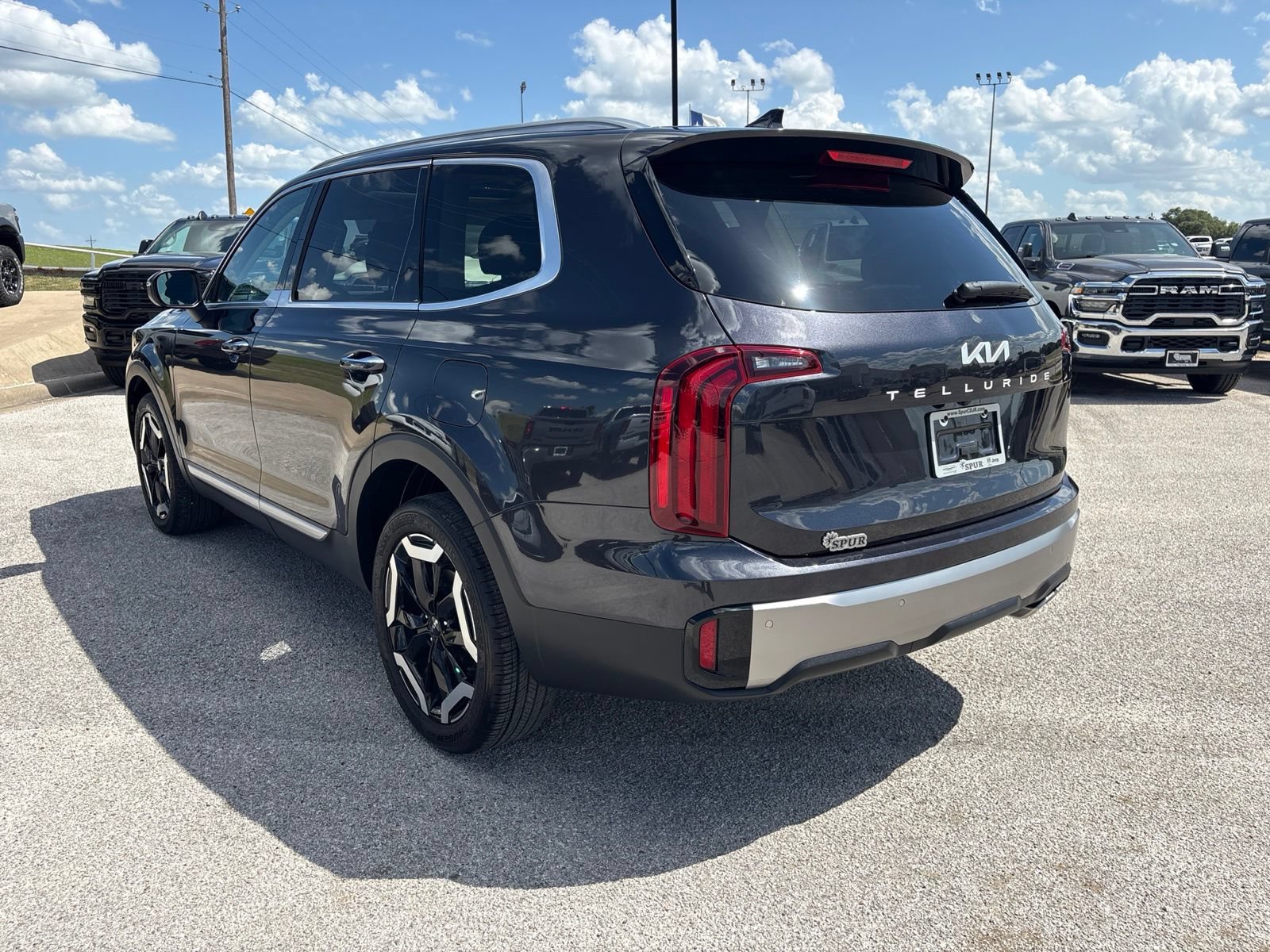 Used 2025 Kia Telluride S FWD image 4