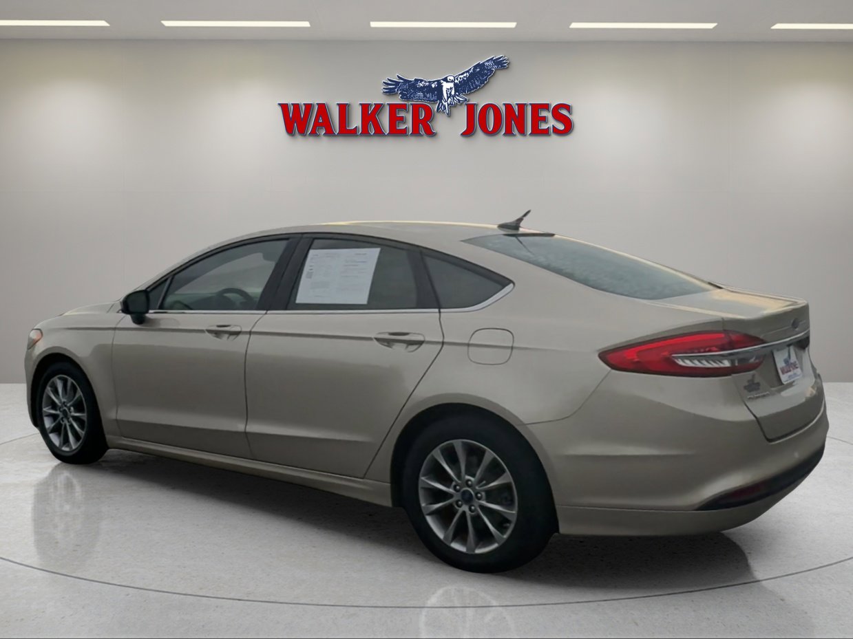 Used 2017 Ford Fusion SE FWD image 5