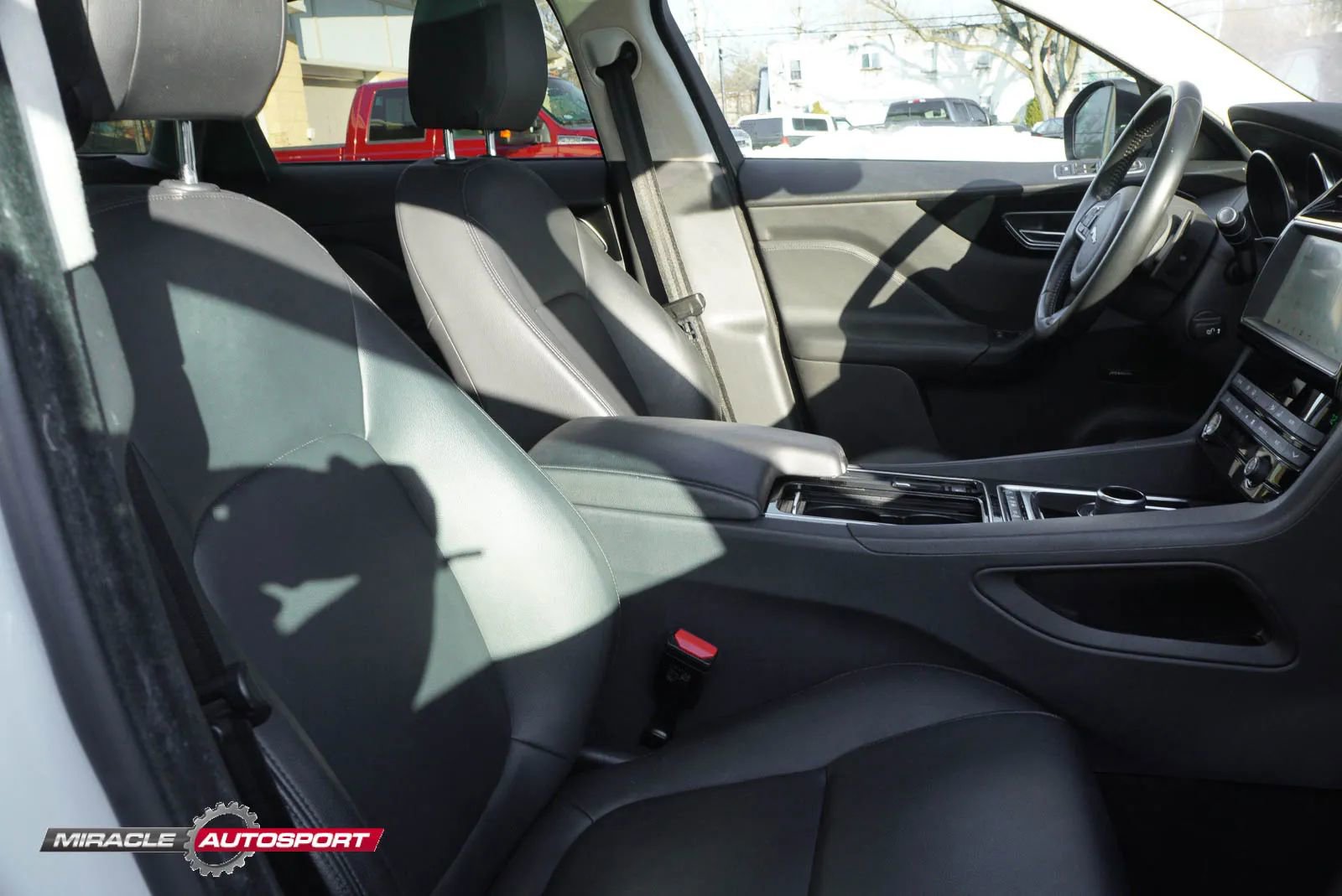 Used 2019 Jaguar F-PACE Premium image 33