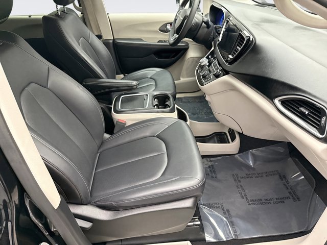 Used 2024 Chrysler Pacifica Touring-L image 16