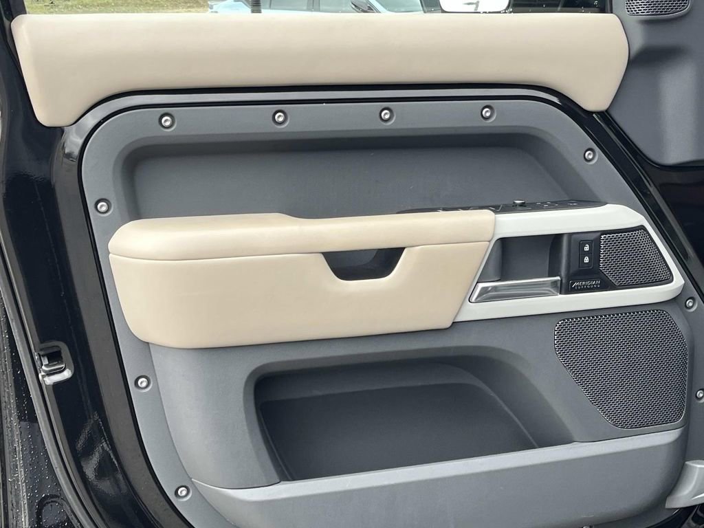 Used 2021 Land Rover Defender 110 X-Dynamic HSE image 24