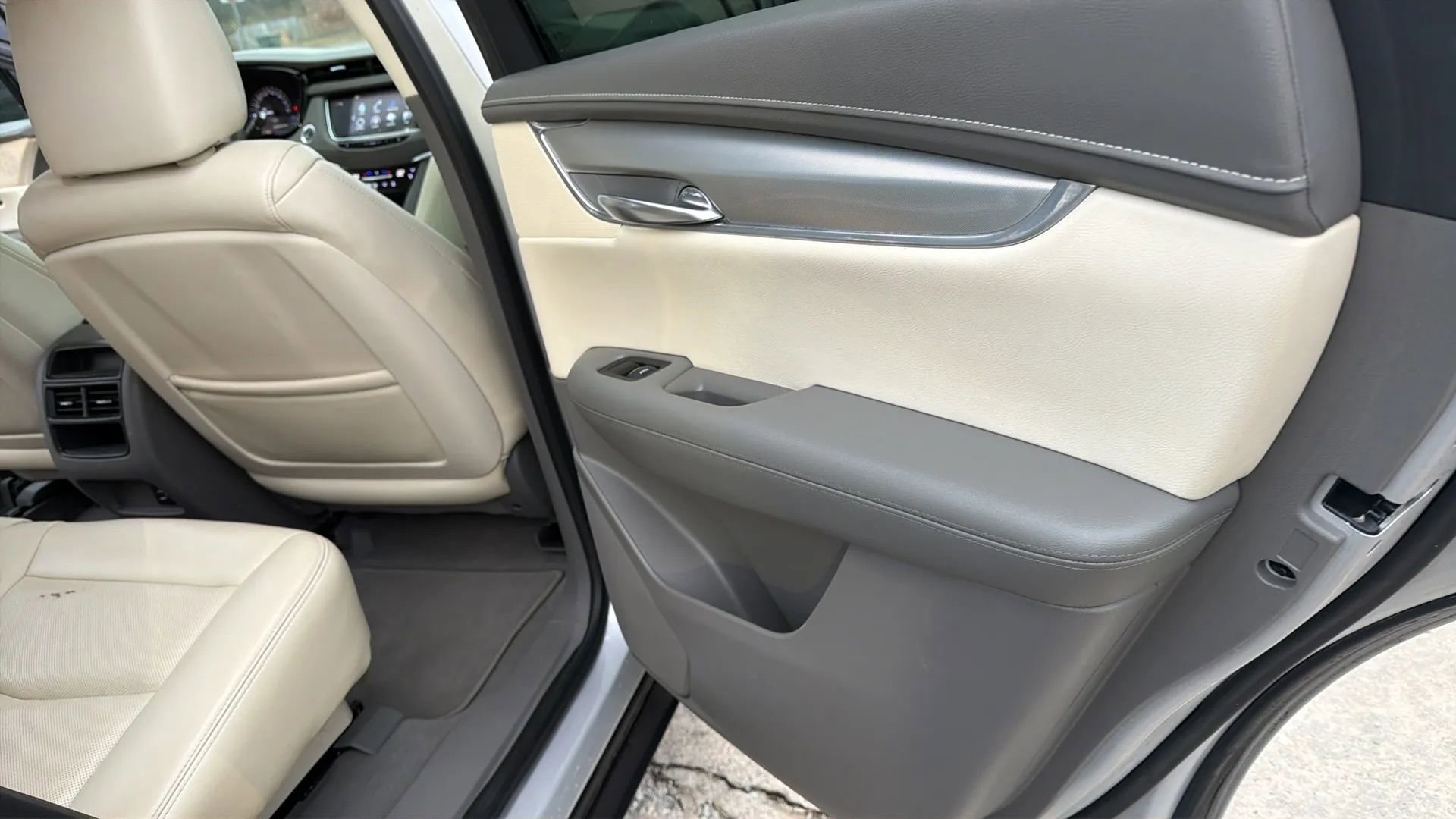 Used 2017 Cadillac XT5 Premium Luxury FWD image 29