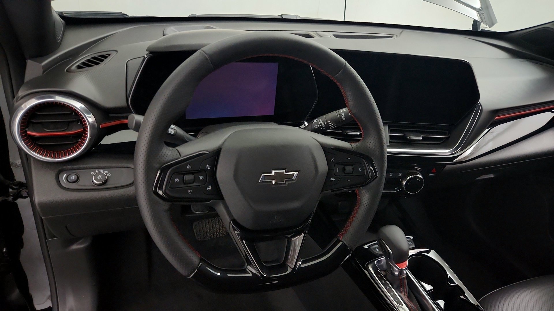 Used 2025 Chevrolet Trax RS w/ Sunroof Package FWD image 18
