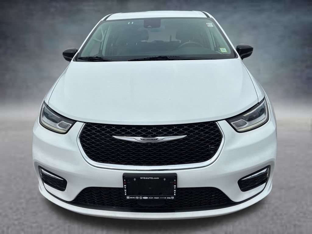 Used 2024 Chrysler Pacifica Touring-L FWD image 9