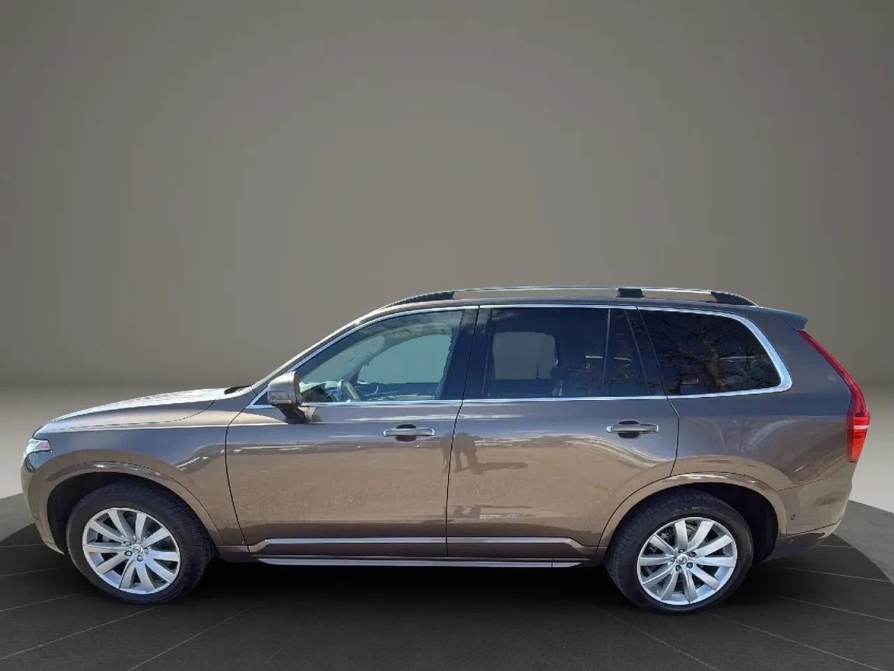 Used 2016 Volvo XC90 T6 Momentum w/ Momentum Plus Package AWD/4WD image 8