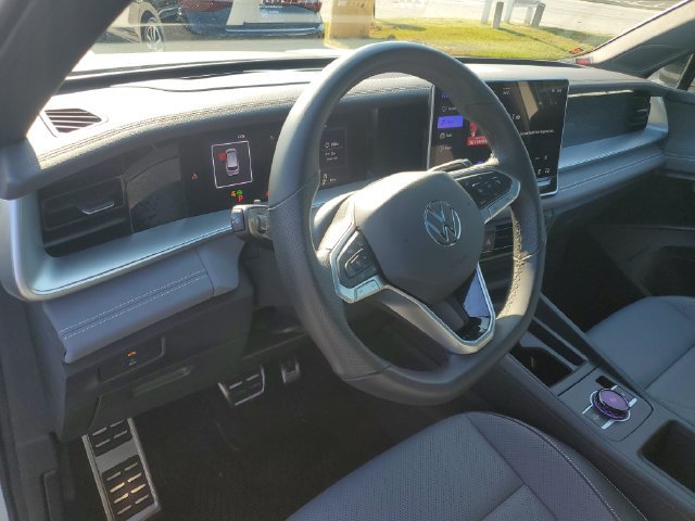 Certified 2025 Volkswagen Tiguan SE R-Line FWD image 26