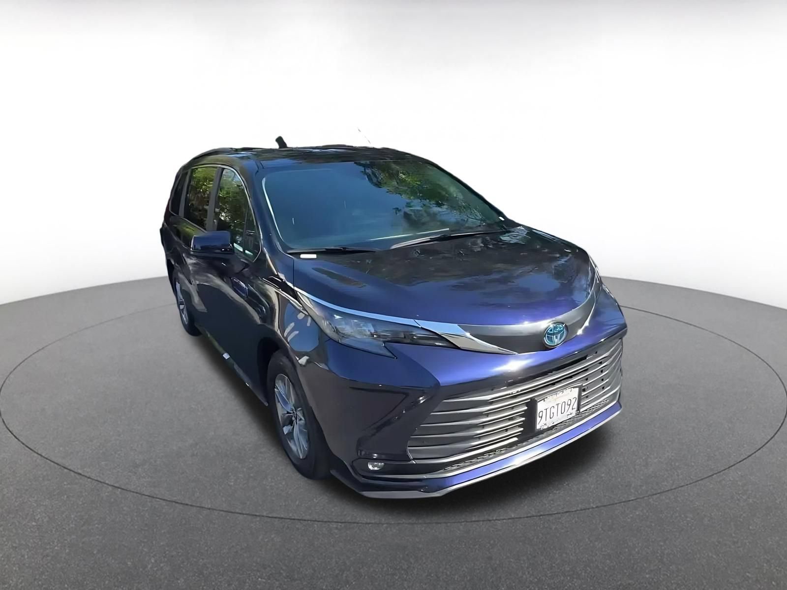 Used 2025 Toyota Sienna XLE FWD image 3