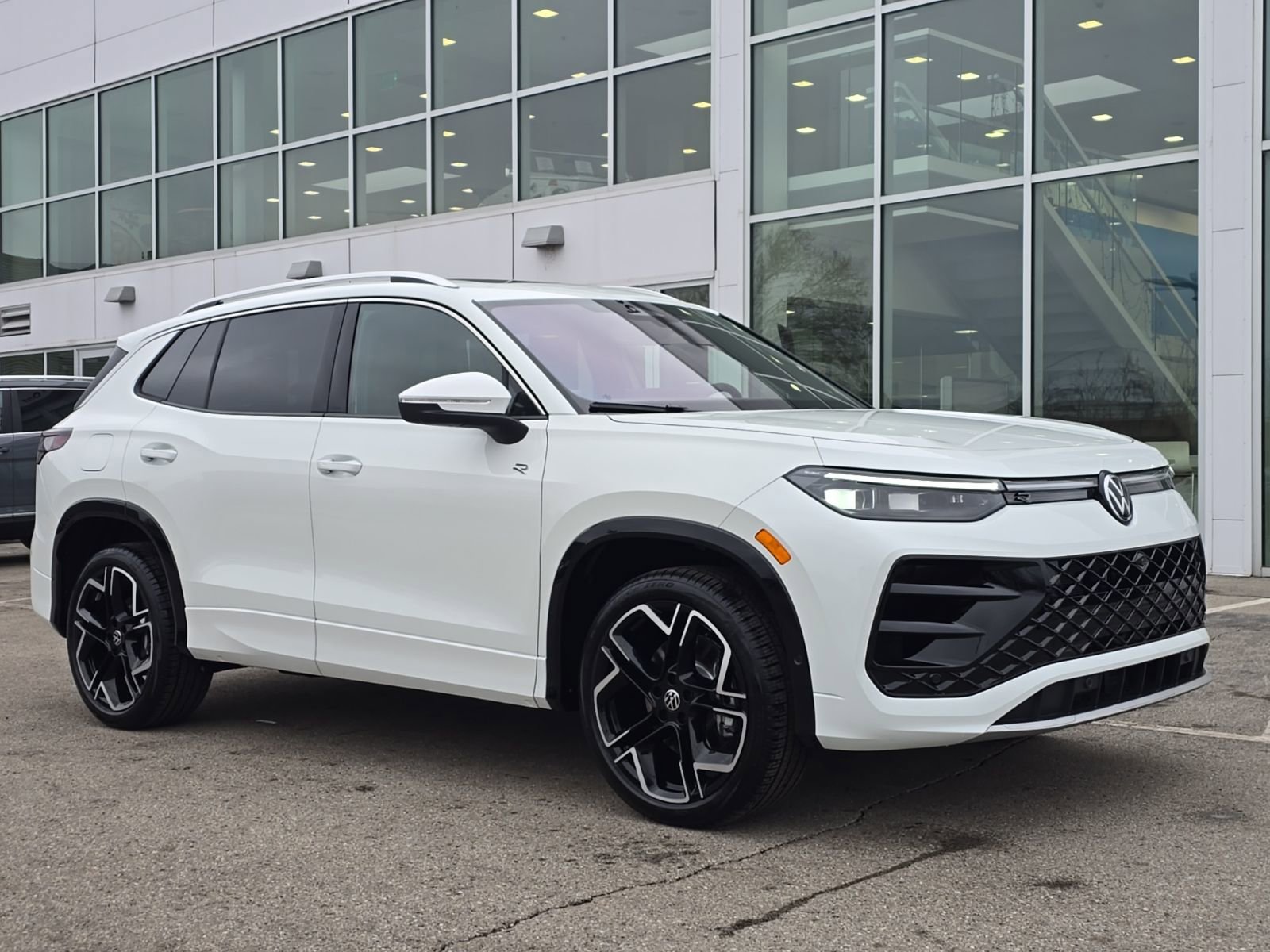 Certified 2026 Volkswagen Tiguan SEL R-Line AWD/4WD image 3