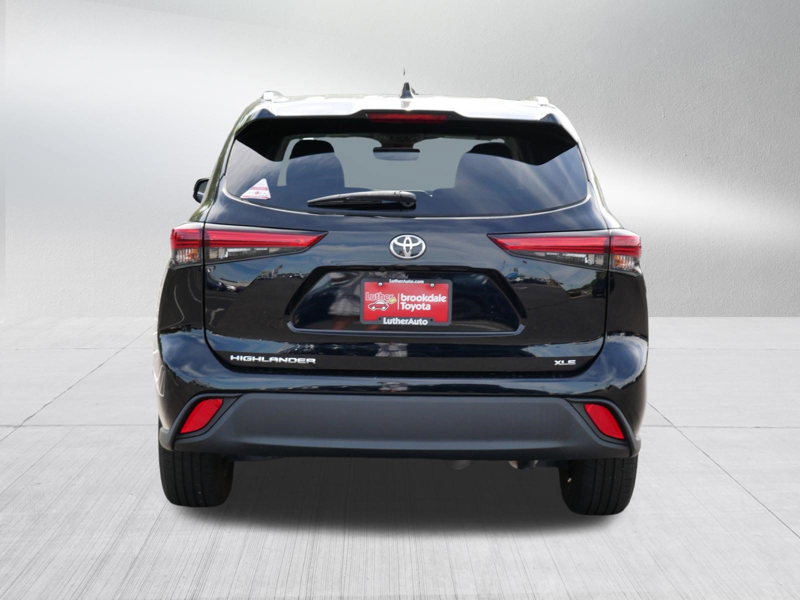 Certified 2021 Toyota Highlander XLE FWD image 6