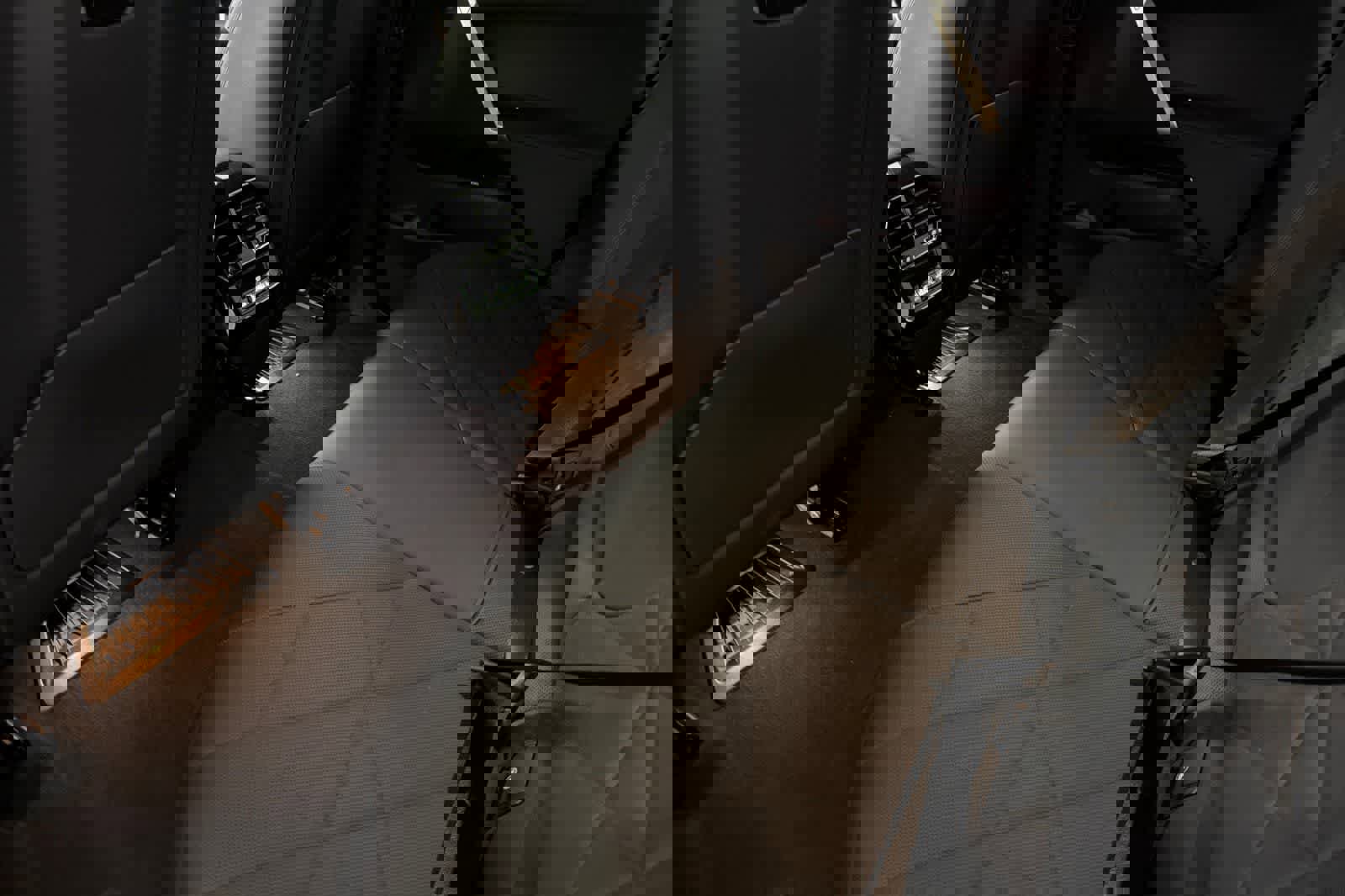 Used 2024 BMW iX xDrive50 w/ Sport Package image 4