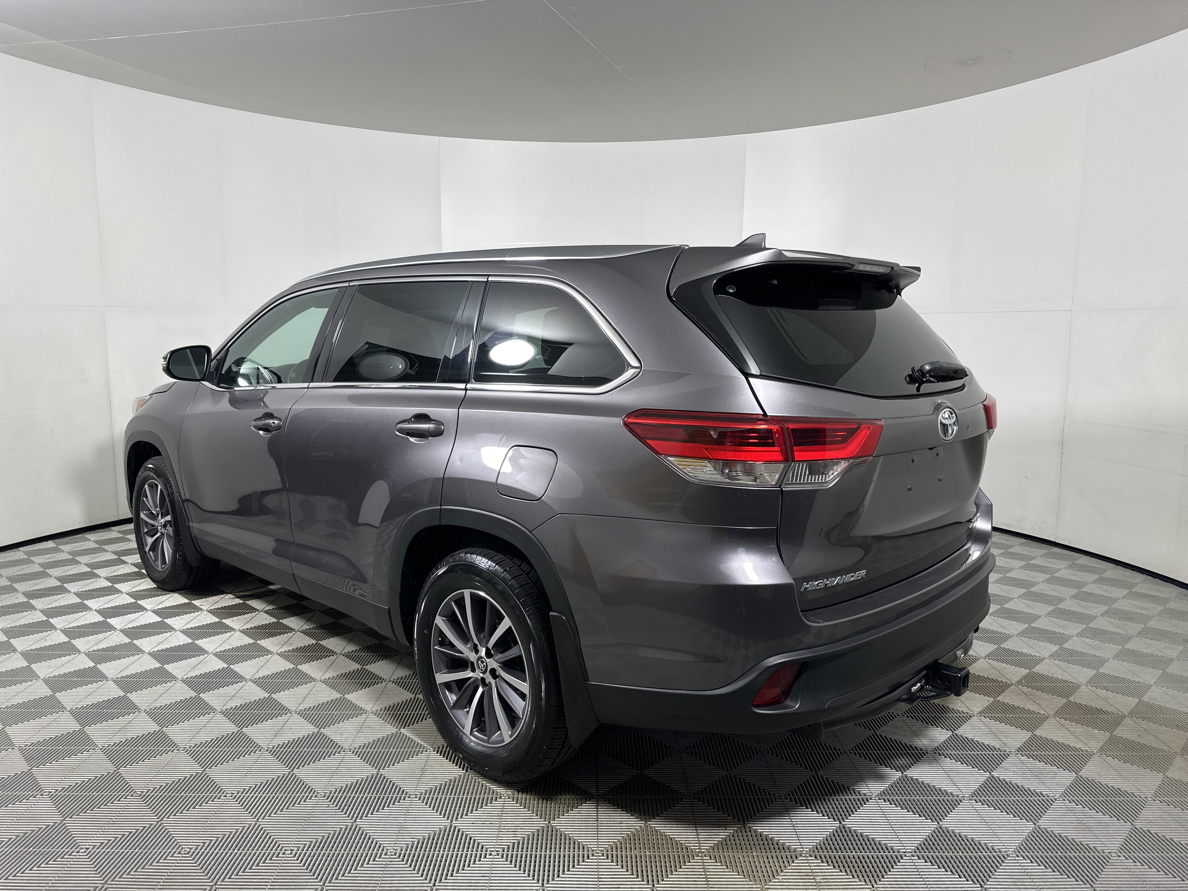 Used 2019 Toyota Highlander AWD V6 image 5
