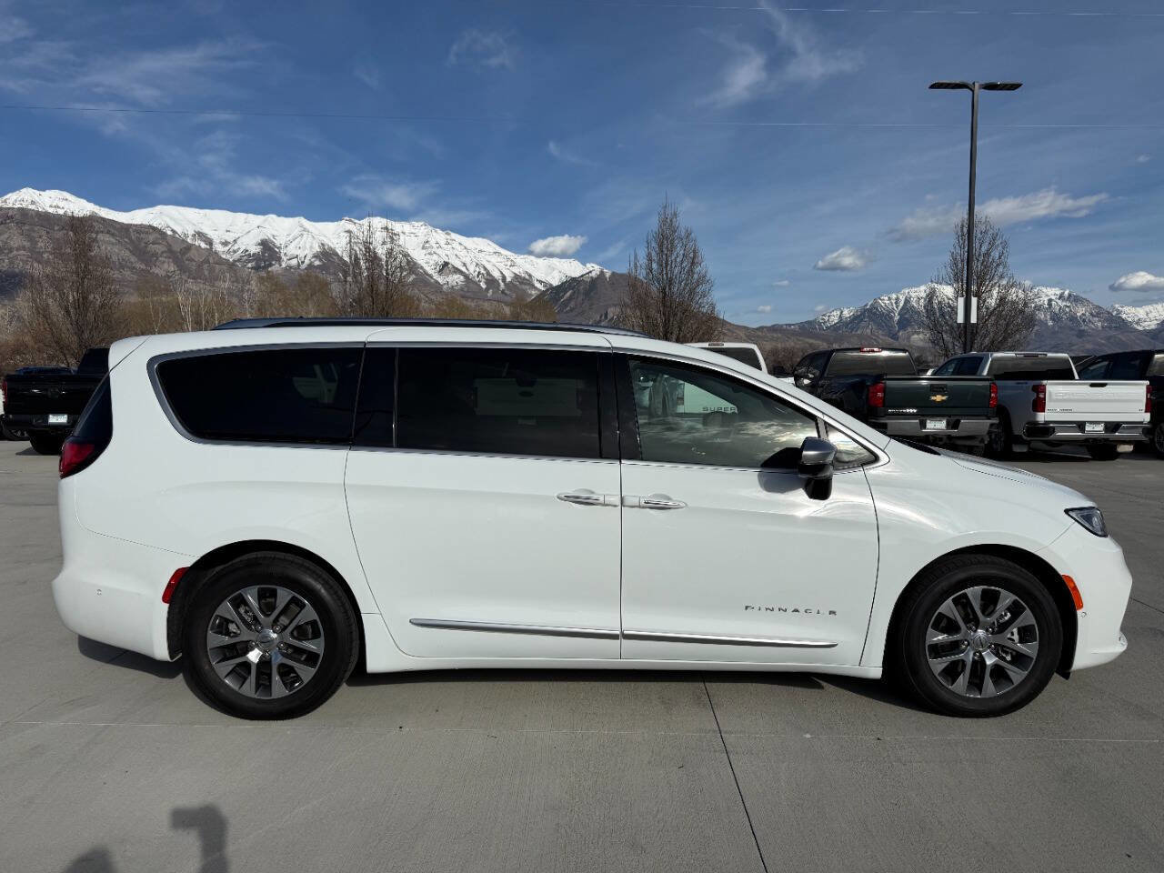 Used 2023 Chrysler Pacifica Pinnacle image 2